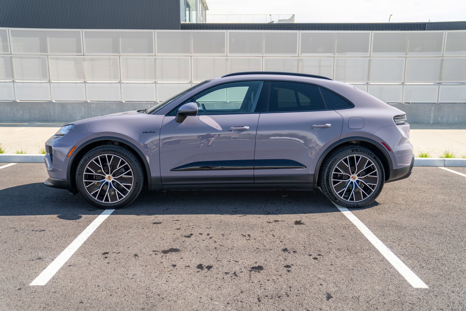 Certified 2025 Porsche Macan 4 Electric AWD/4WD image 2