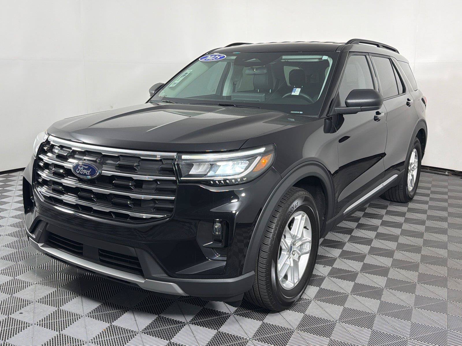 Used 2025 Ford Explorer Active w/ Active Comfort Package RWD image 3