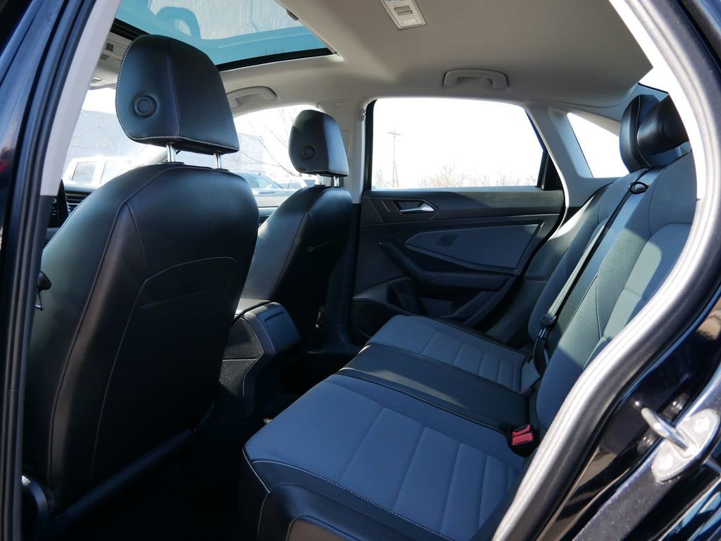 Used 2025 Volkswagen Jetta SE image 12