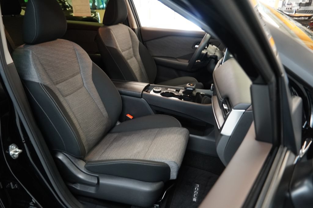 Used 2023 Nissan Rogue SV AWD/4WD image 32