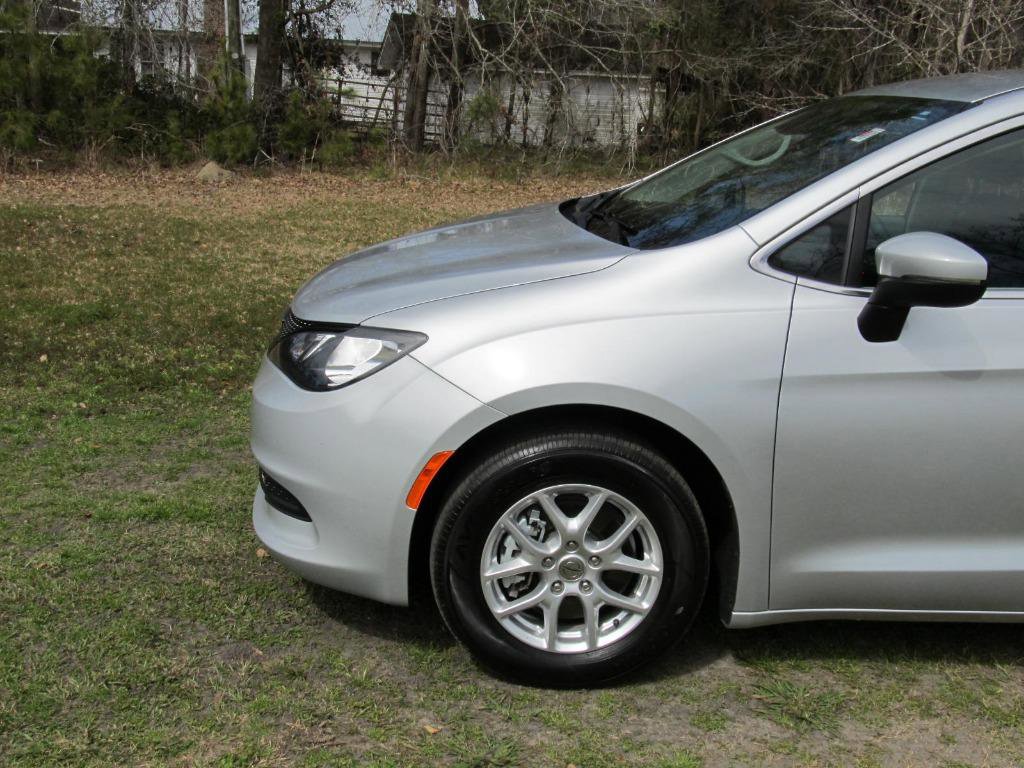 Used 2023 Chrysler Voyager LX image 10