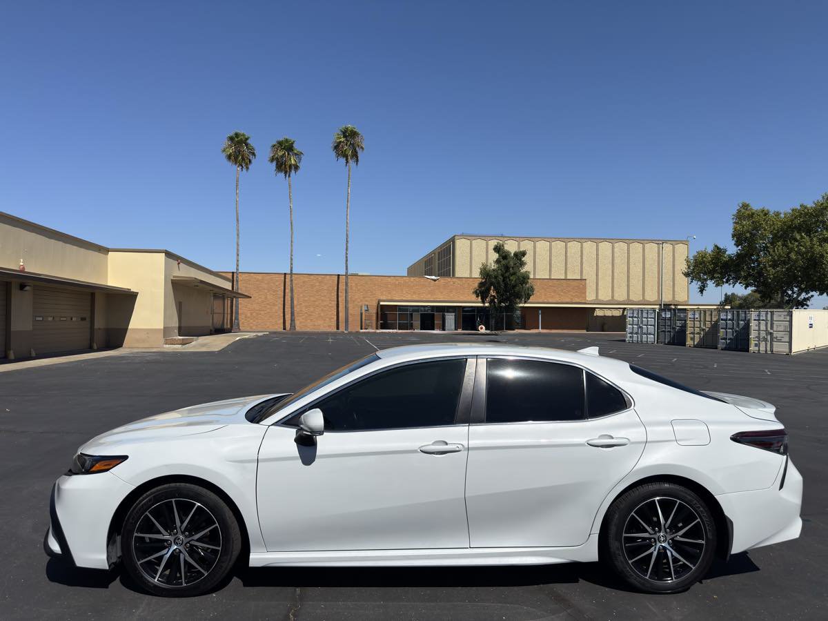 Used 2022 Toyota Camry SE FWD image 4