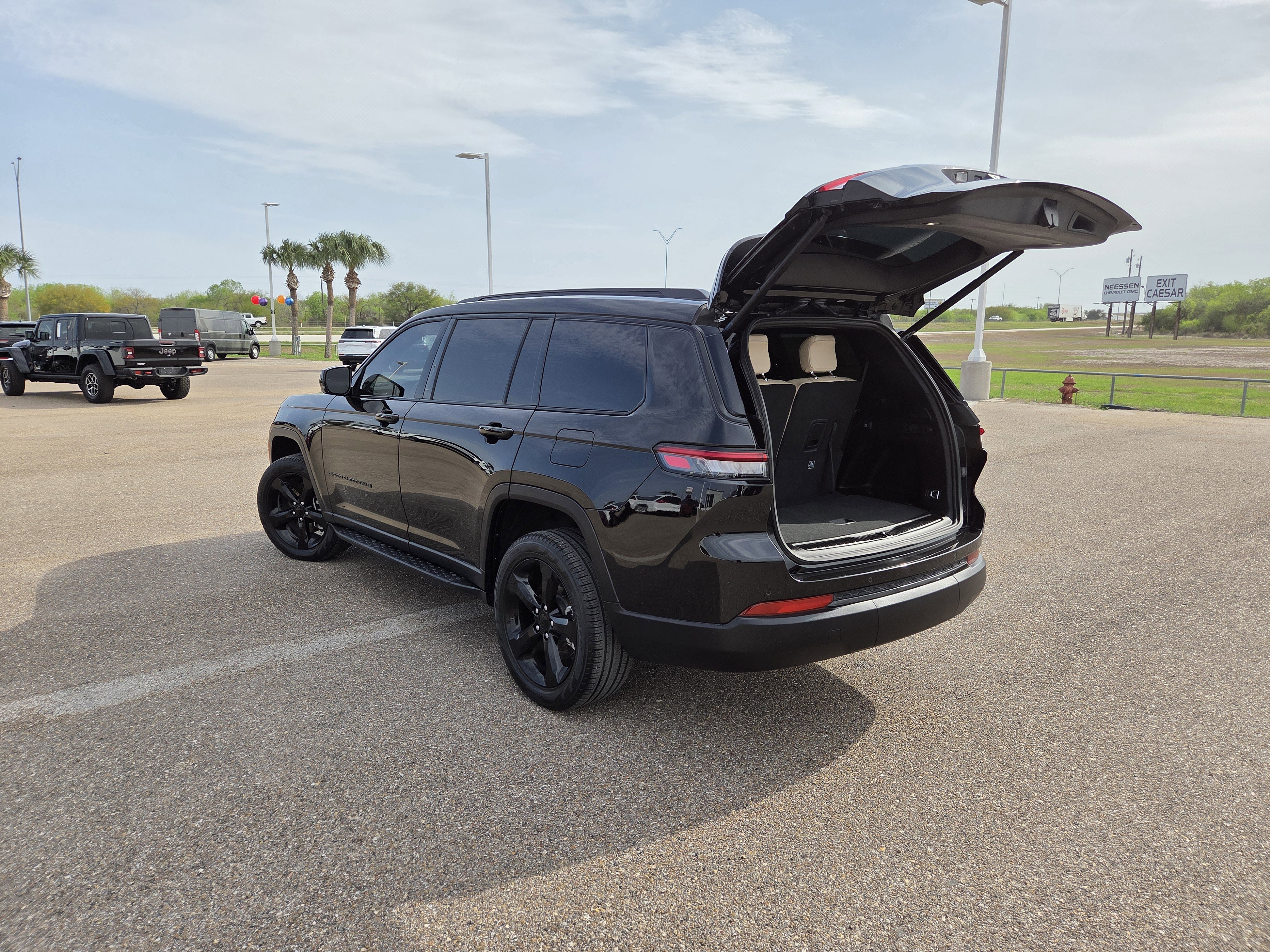 Used 2024 Jeep Grand Cherokee L Limited w/ Black Appearance Package image 23