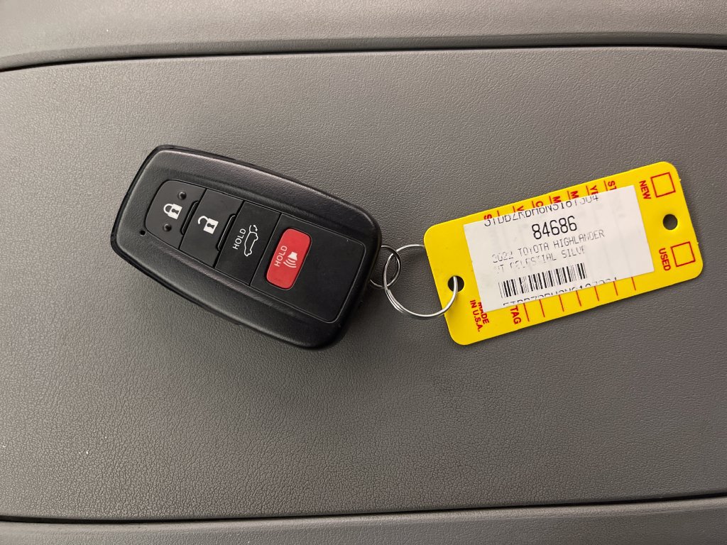 Used 2022 Toyota Highlander LE AWD/4WD image 24