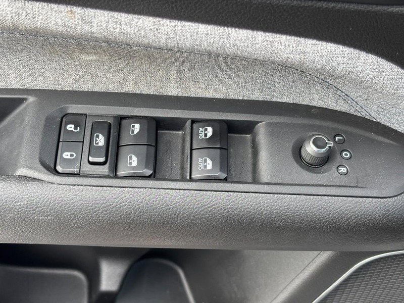 Used 2024 Jeep Compass Latitude image 23