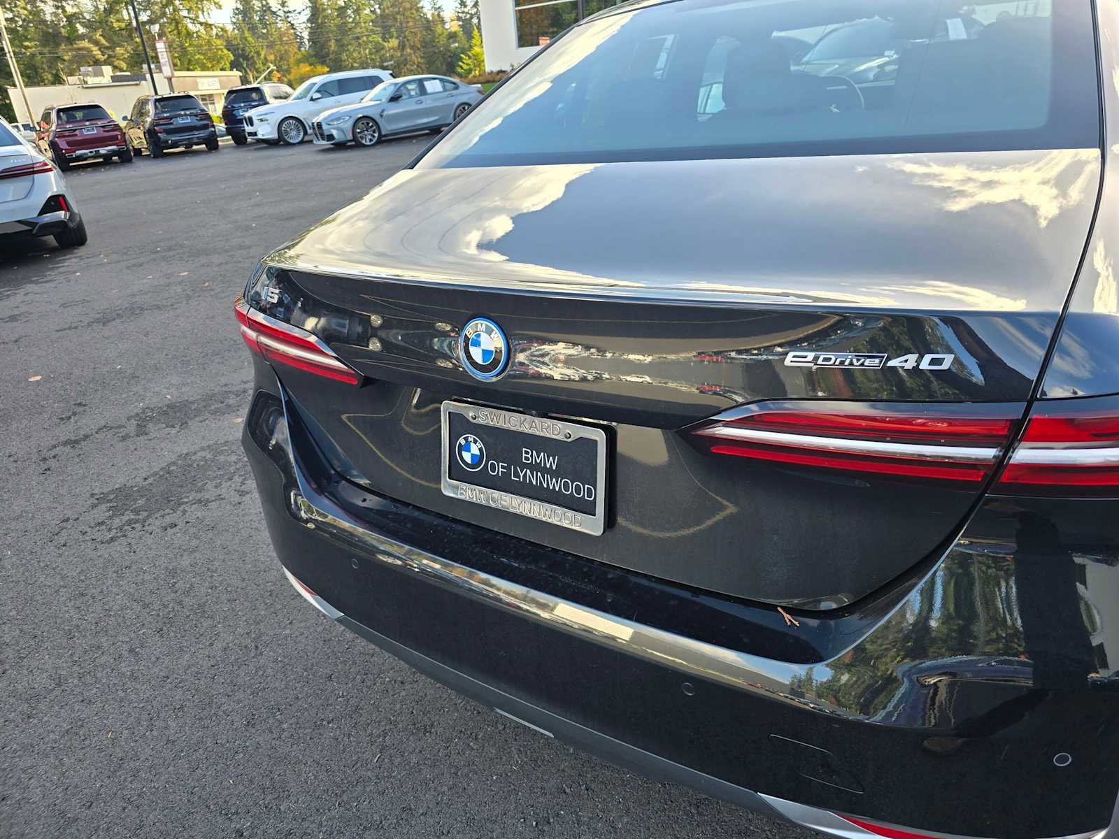 Used 2024 BMW i5 eDrive40i w/ Convenience Package image 15