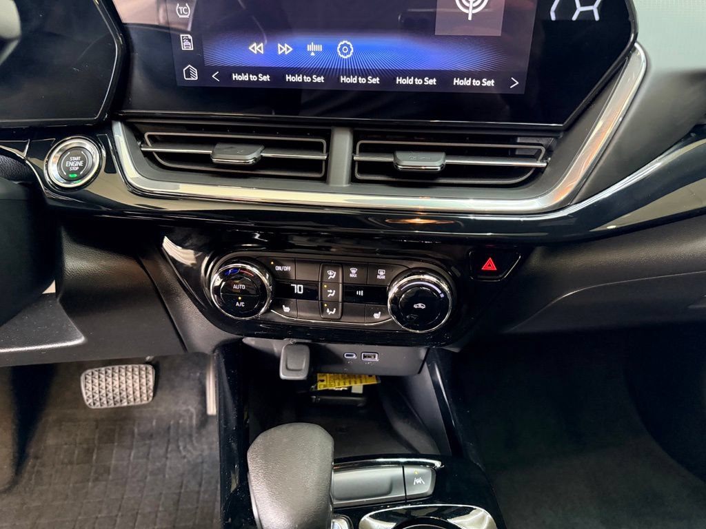 Used 2024 Chevrolet Trax RS w/ Sunroof Package FWD image 30