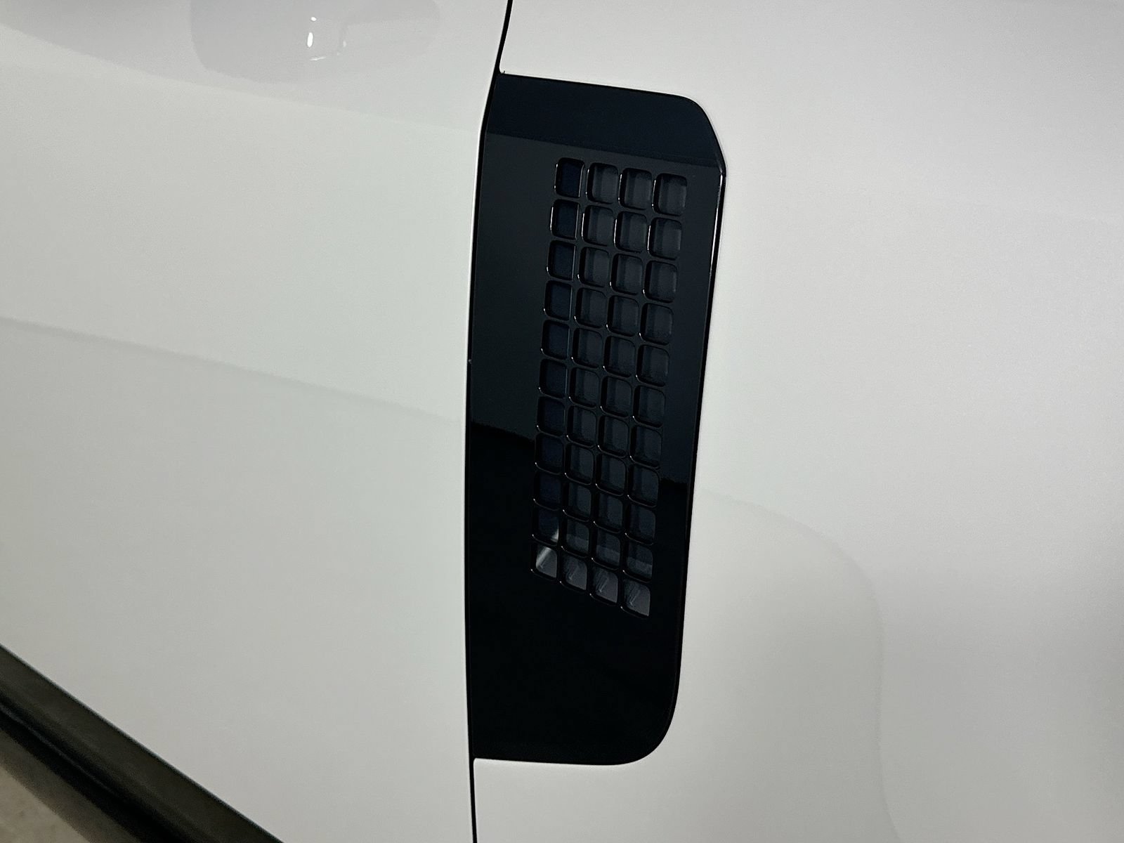 New 2026 Land Rover Defender 130 X-Dynamic SE AWD/4WD image 9