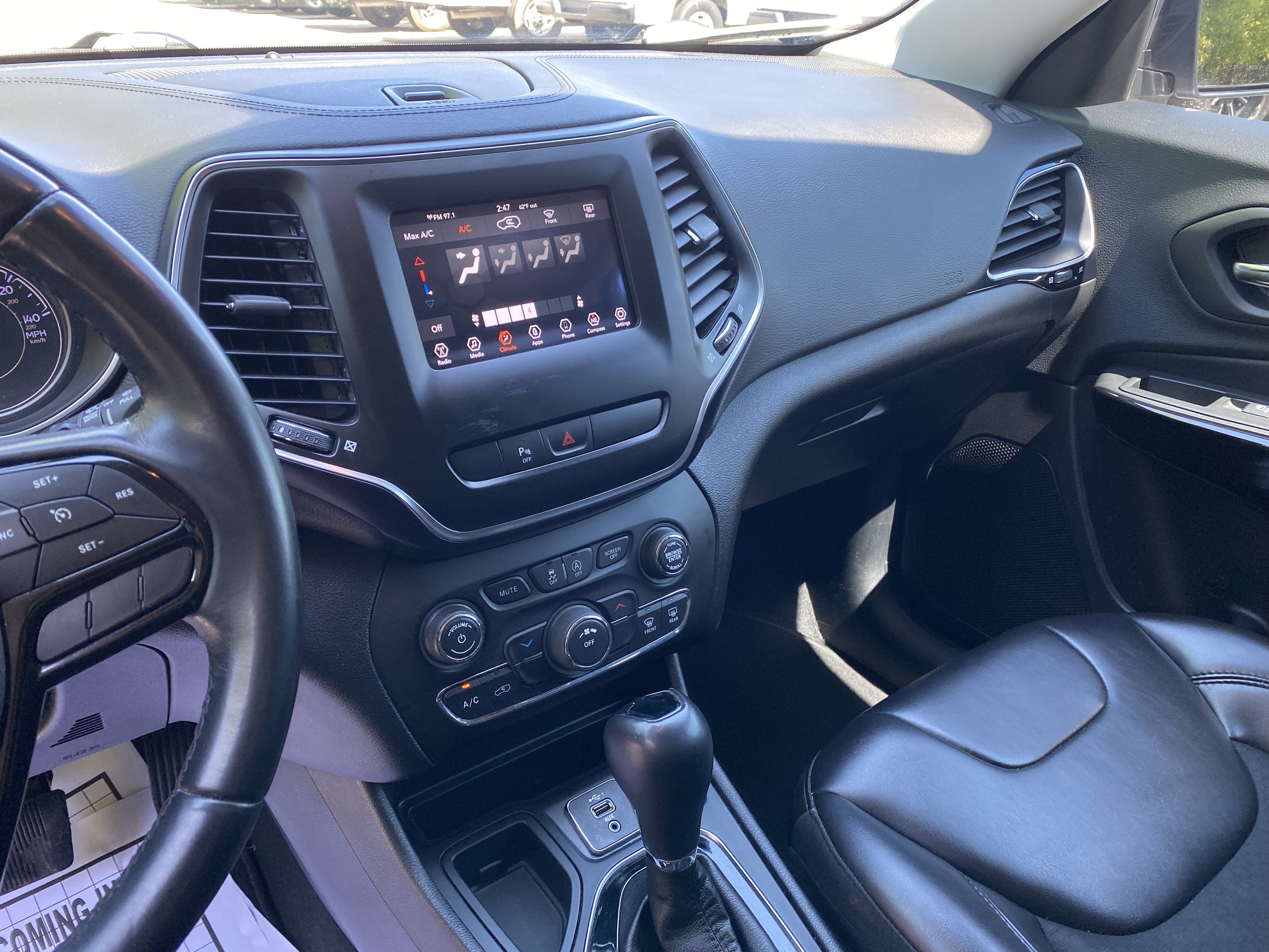 Used 2019 Jeep Cherokee Latitude Plus FWD image 24
