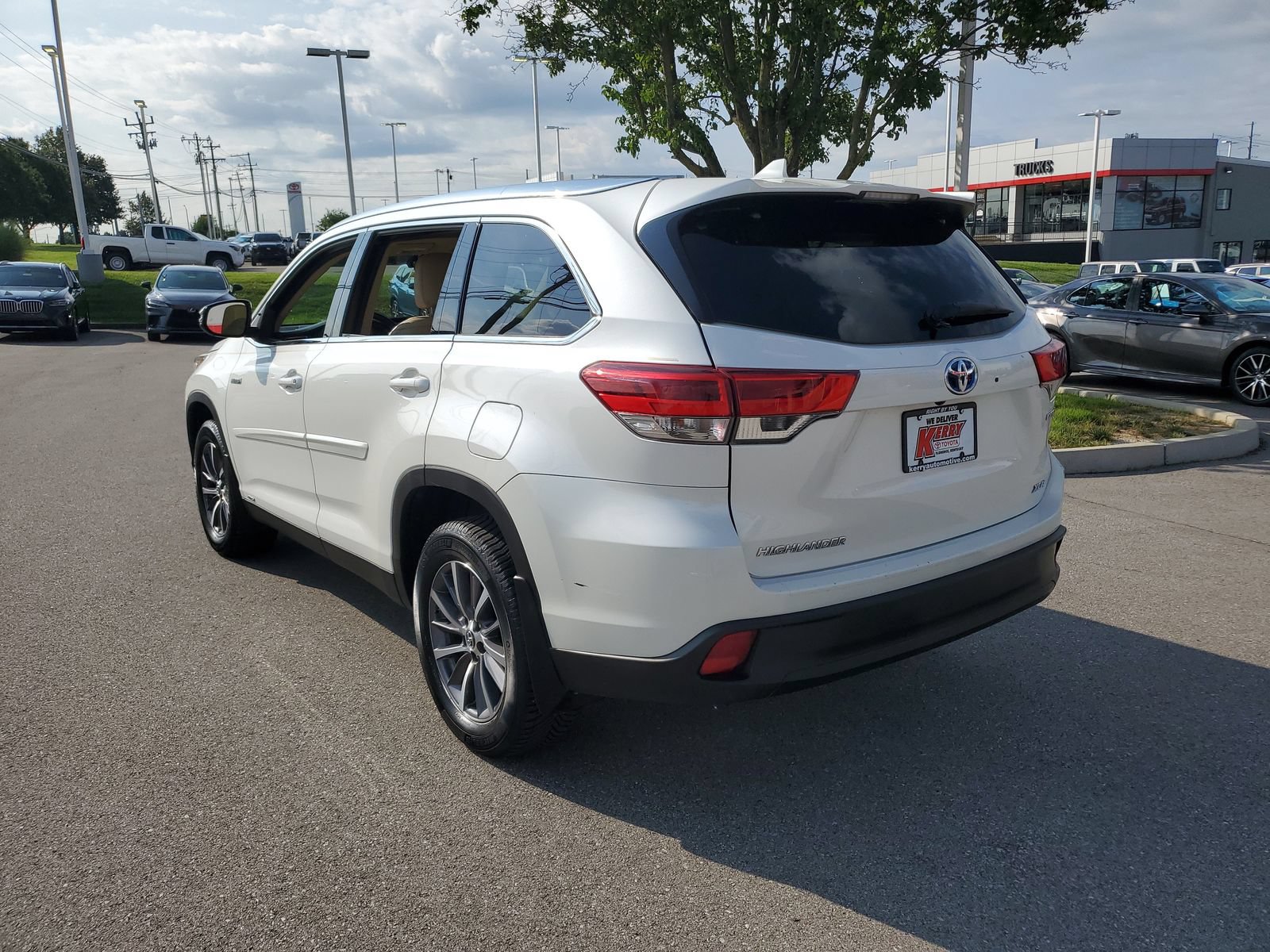 Used 2019 Toyota Highlander XLE AWD/4WD image 3