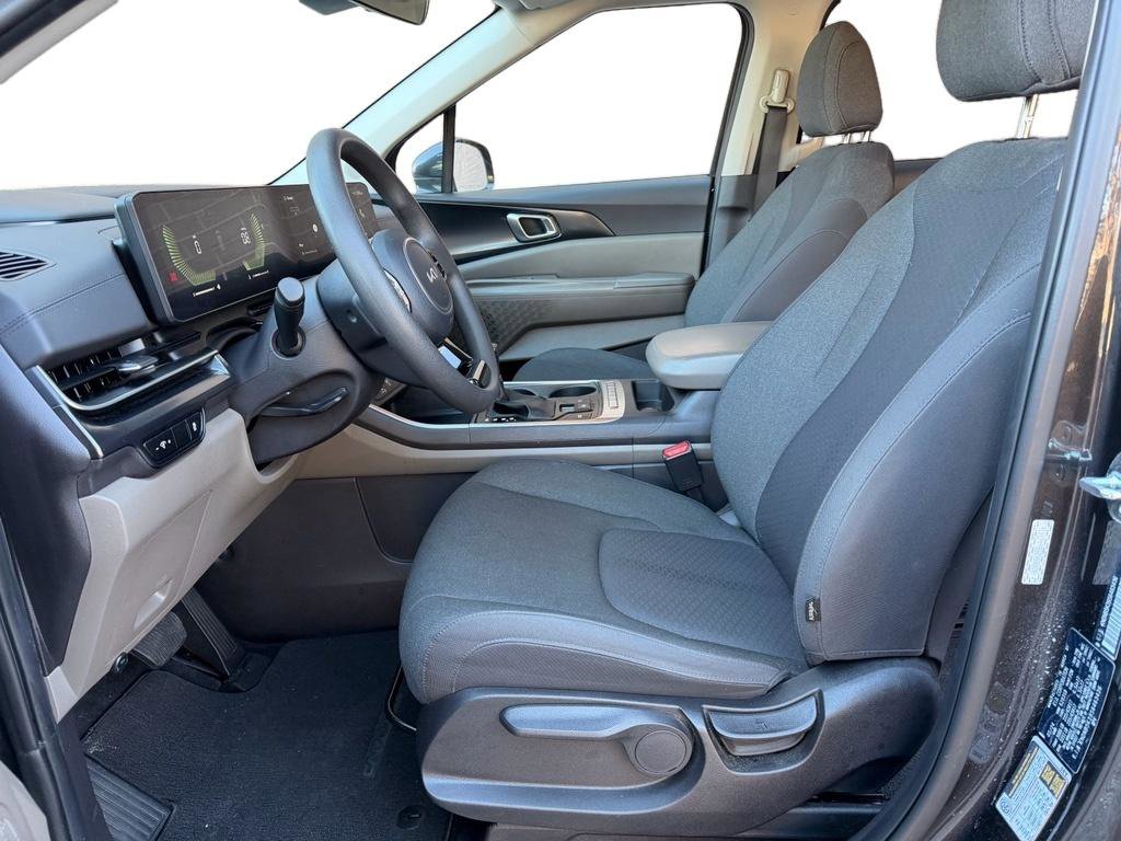 Used 2025 Kia Carnival LX image 11