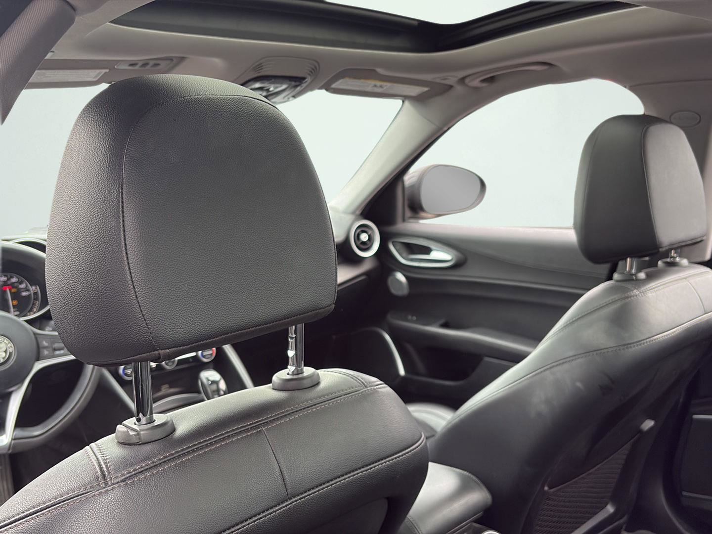 Used 2019 Alfa Romeo Giulia AWD image 25