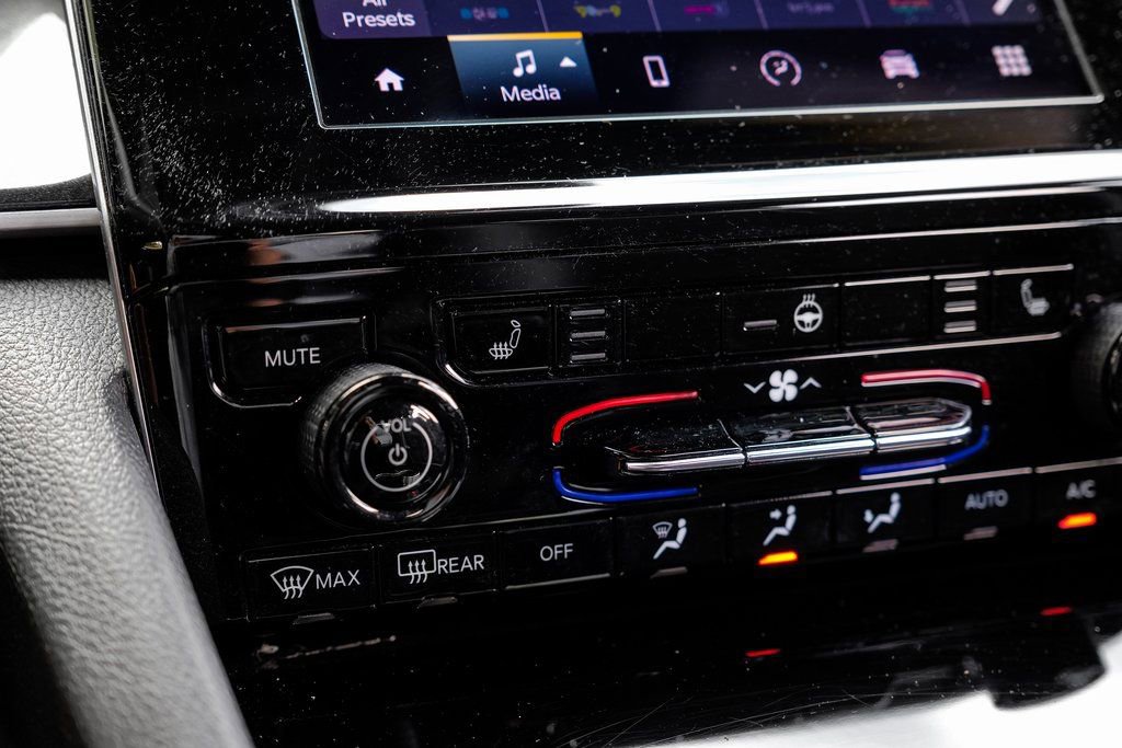 Used 2023 Jeep Grand Cherokee Altitude image 31