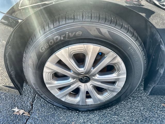 Used 2021 Toyota Prius LE image 18