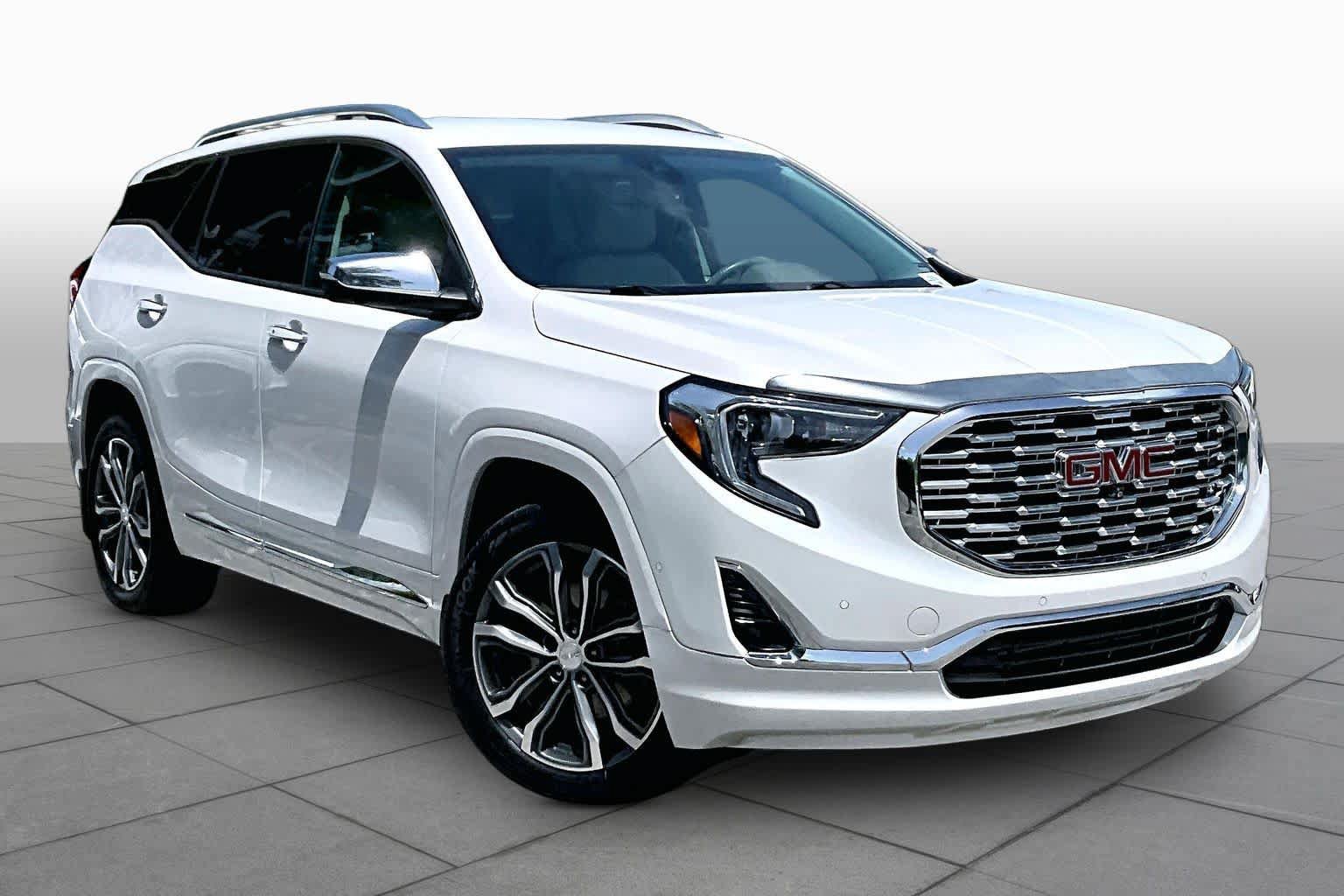 Used 2020 GMC Terrain Denali w/ Denali Premium Package FWD image 3