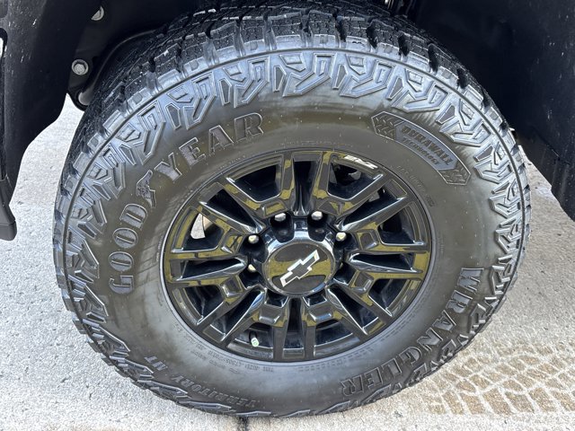 Used 2025 Chevrolet Silverado 2500 ZR2 w/ Technology Package image 12