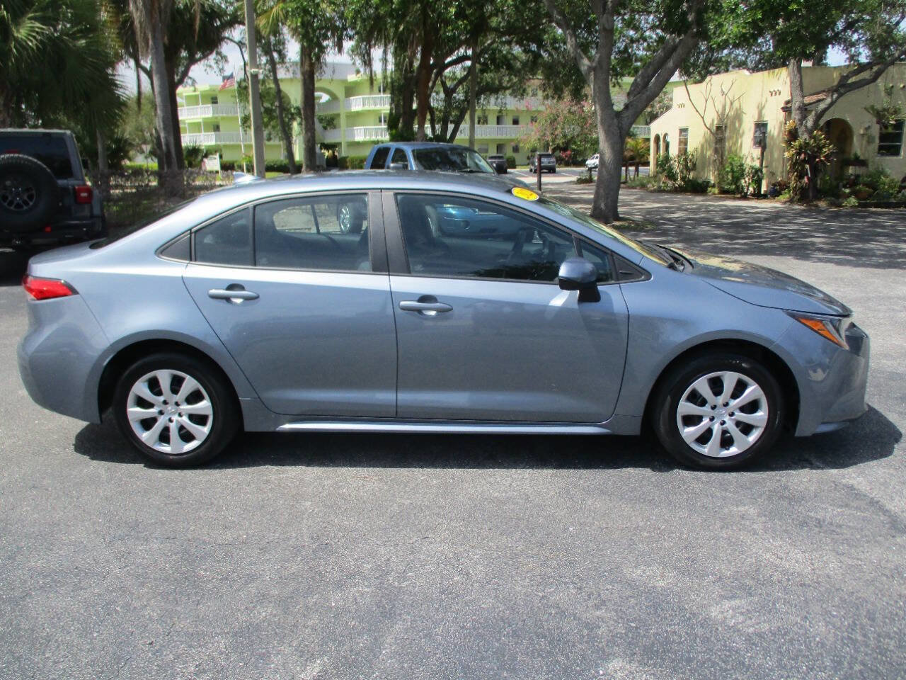 Used 2022 Toyota Corolla LE FWD image 3