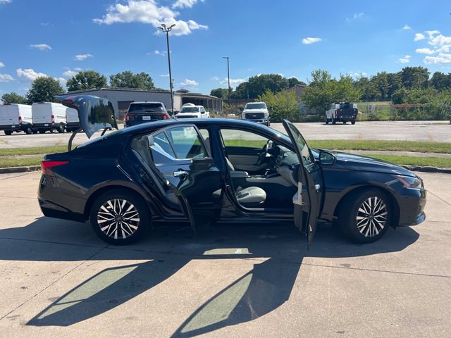 Used 2024 Nissan Altima 2.5 SV FWD image 12