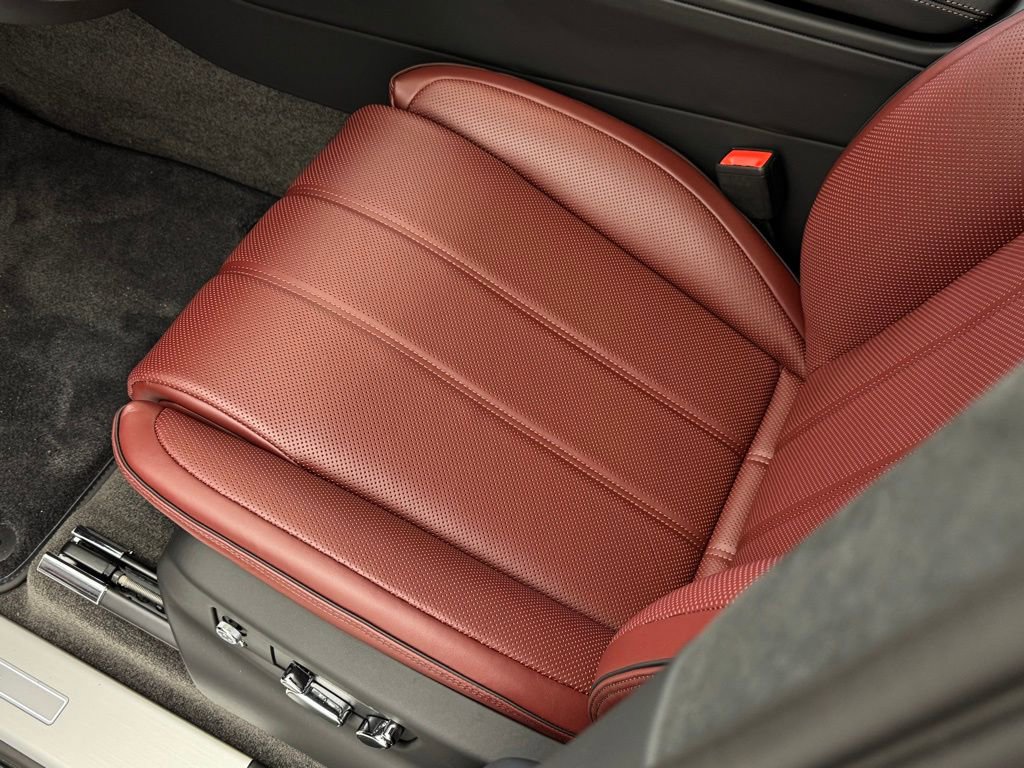 Used 2025 Bentley Bentayga image 7