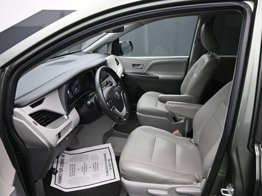 Used 2020 Toyota Sienna L image 11