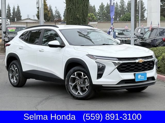 Used 2024 Chevrolet Trax LT w/ LT Convenience Package FWD image 2