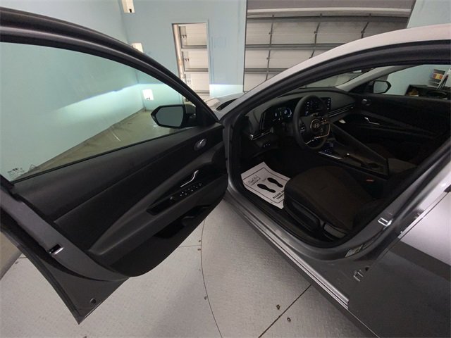 Certified 2025 Hyundai Elantra SE w/ Cargo Package image 11