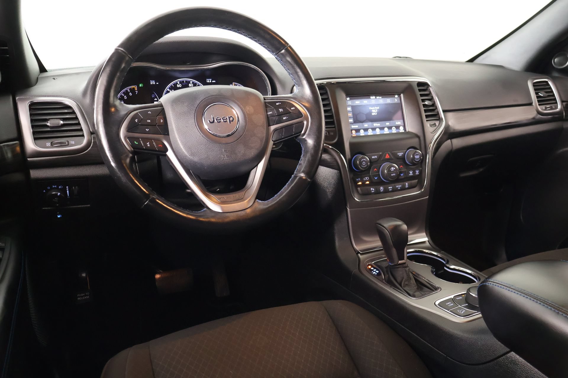 Used 2020 Jeep Grand Cherokee Laredo AWD/4WD image 2