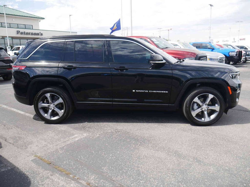 Certified 2025 Jeep Grand Cherokee Limited w/ Luxury Tech Group II AWD/4WD image 21