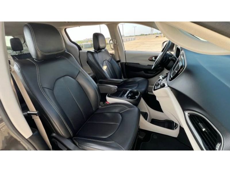 Used 2020 Chrysler Voyager Lxi image 16