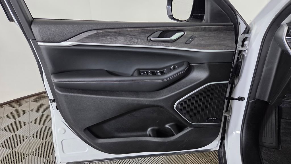 Used 2023 Jeep Grand Cherokee Limited image 13