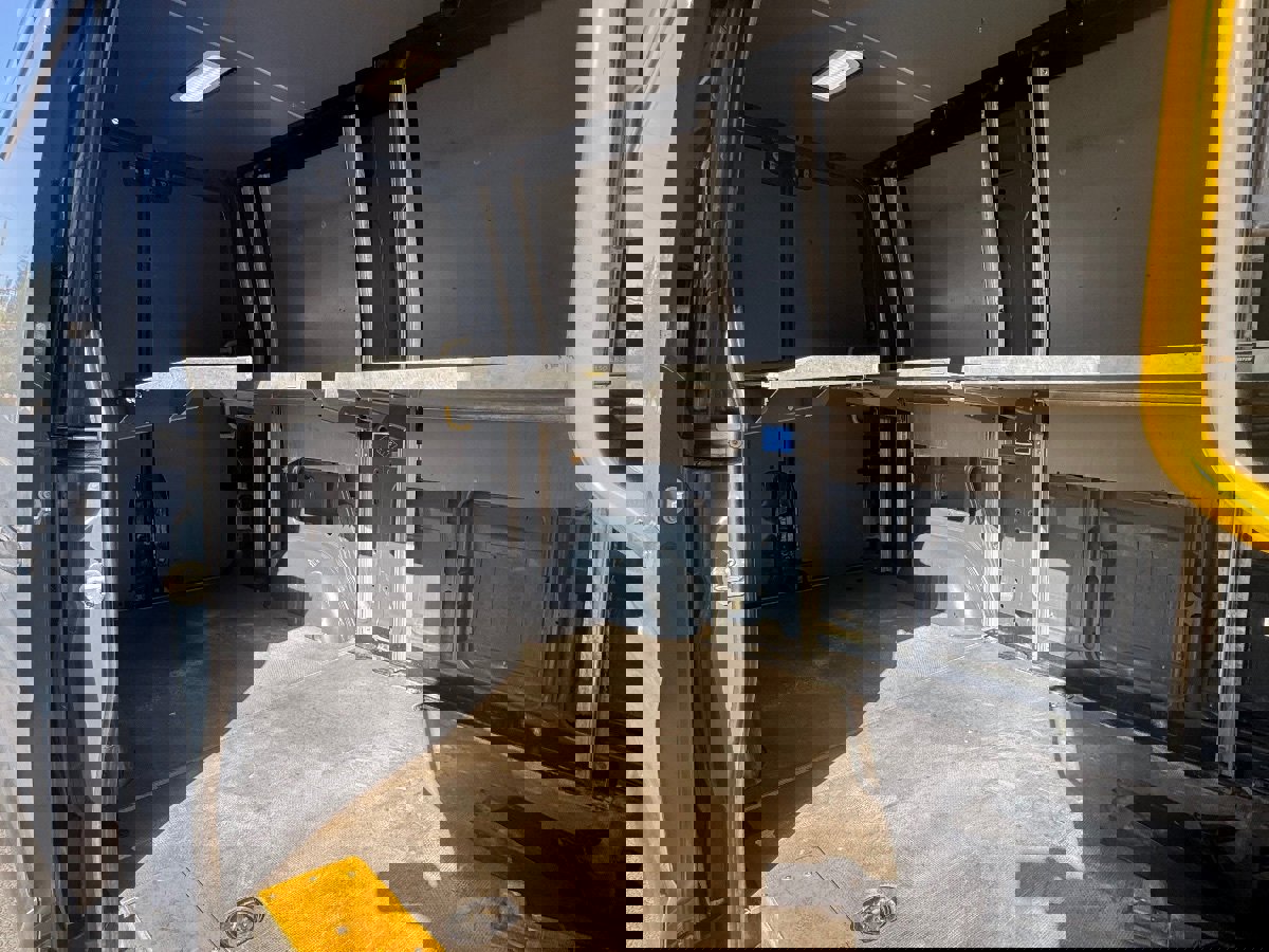 Used 2018 Mercedes-Benz Sprinter 2500 image 9