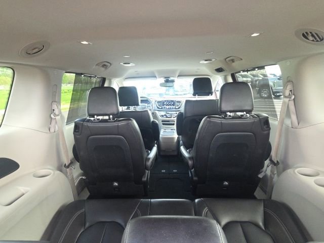 Used 2023 Chrysler Pacifica Touring-L image 13