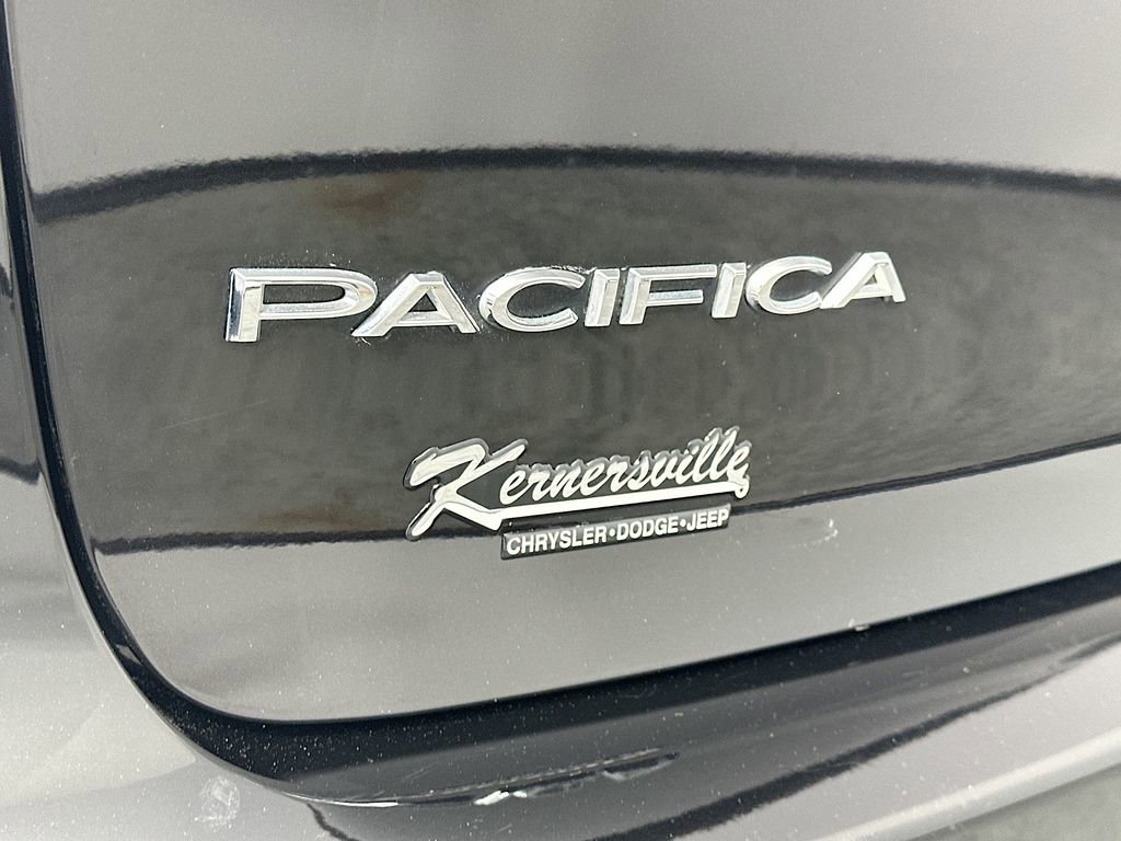 Used 2024 Chrysler Pacifica Touring-L FWD image 28