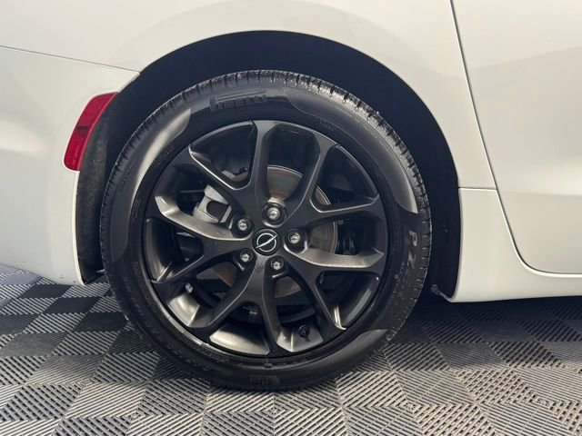 Used 2025 Chrysler Pacifica Limited image 40