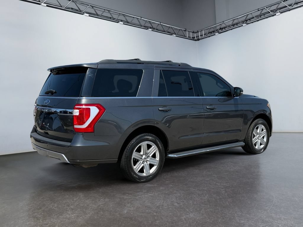 Used 2018 Ford Expedition XLT w/ Equipment Group 202A AWD/4WD image 3