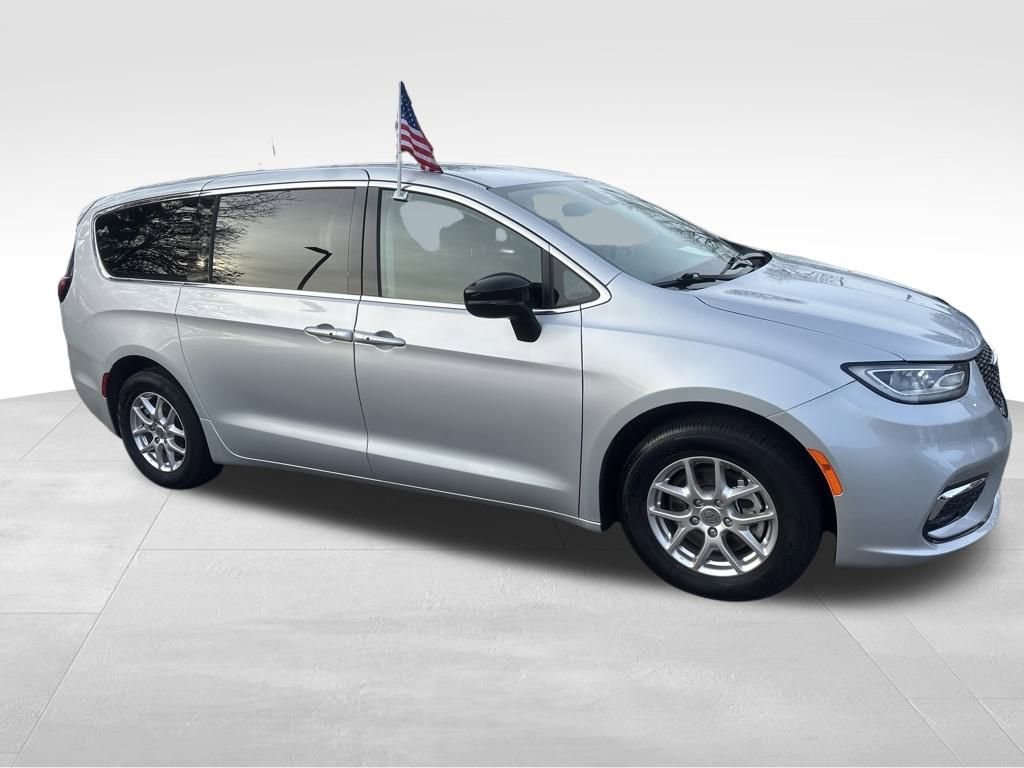 Used 2024 Chrysler Pacifica Touring-L image 27