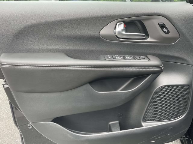 New 2027 Chrysler Pacifica Select FWD image 17