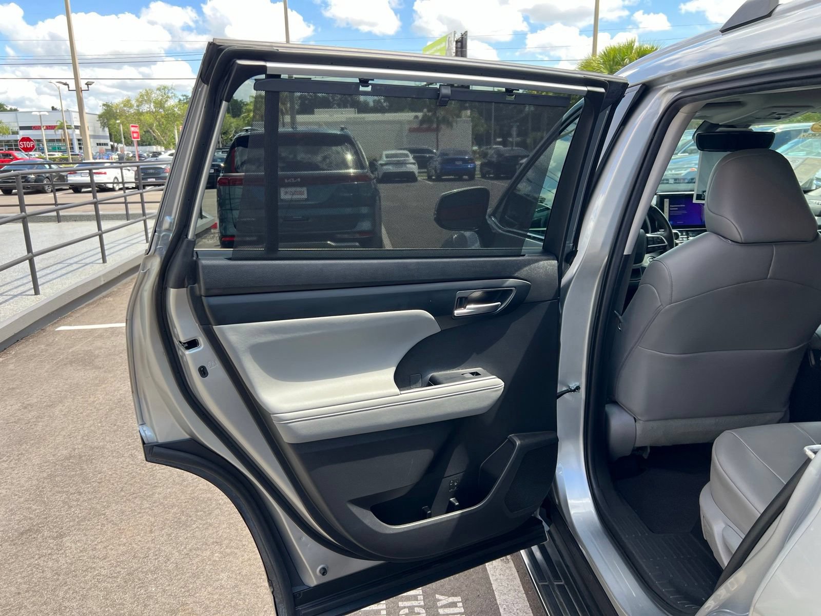 Used 2023 Toyota Highlander XLE FWD image 42