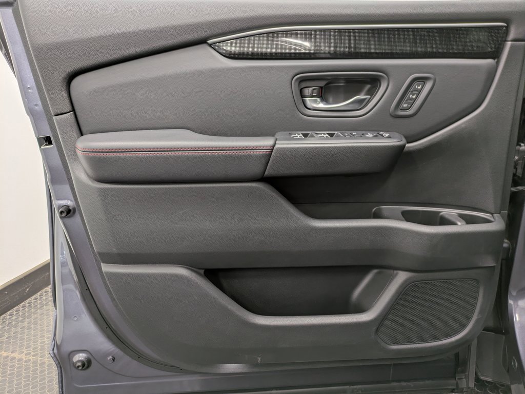 Used 2025 Honda Pilot Black Edition image 8