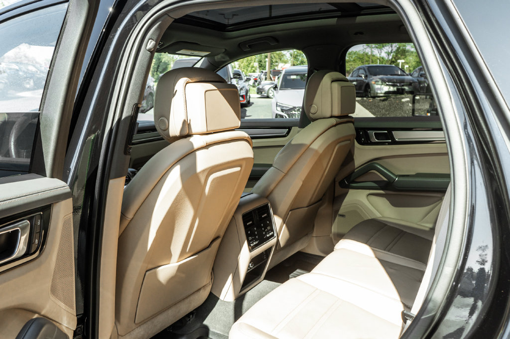 Used 2023 Porsche Cayenne Platinum Edition AWD/4WD image 28