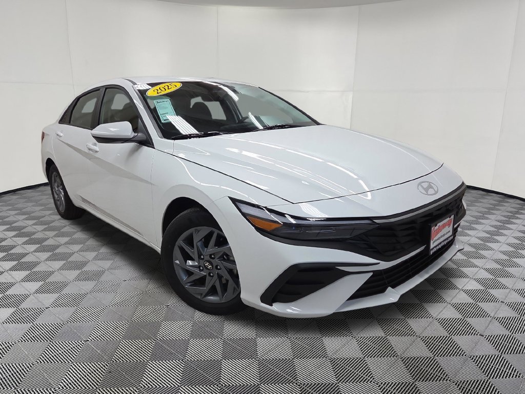 Used 2025 Hyundai Elantra Hybrid FWD image 3