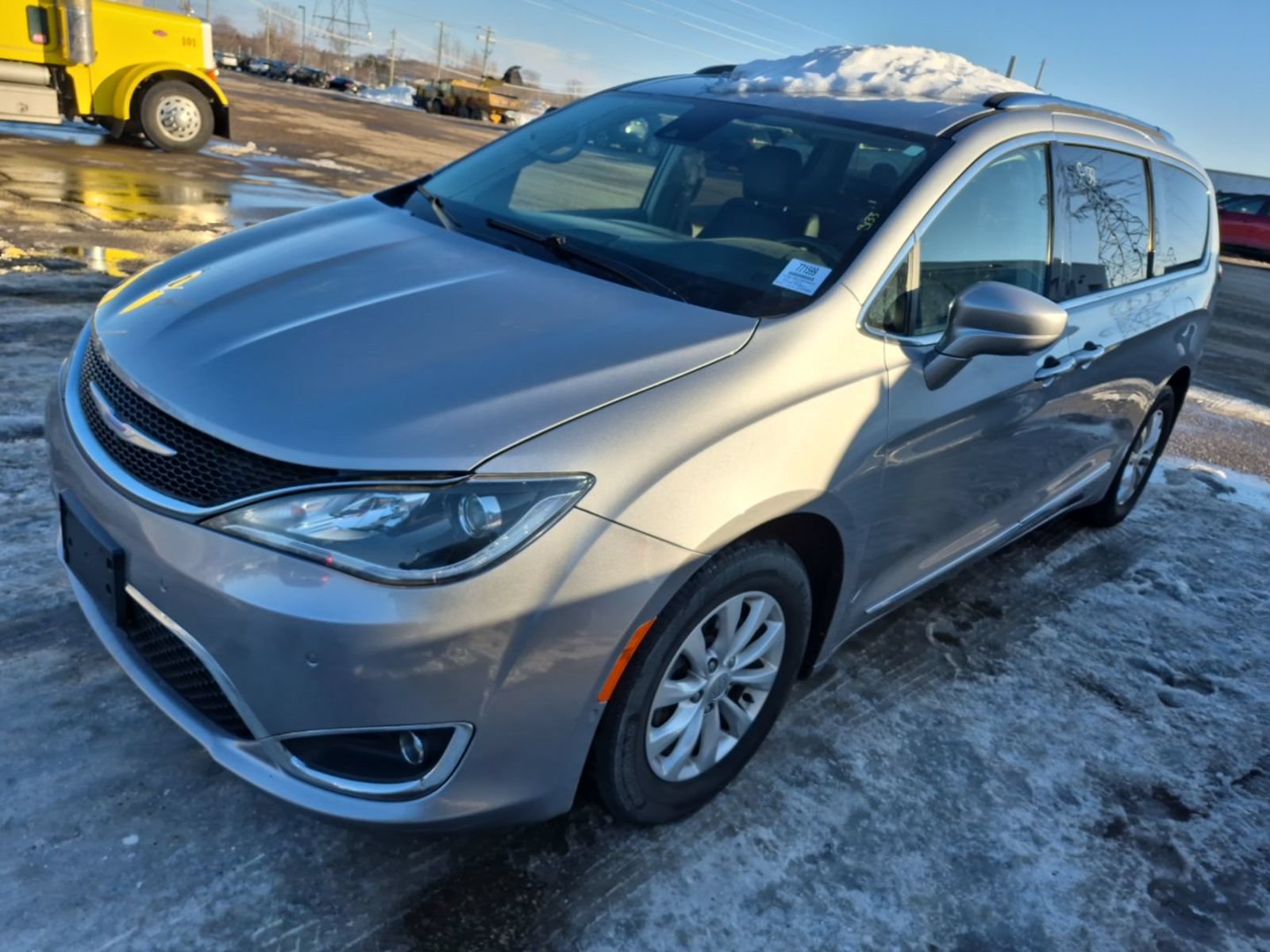 Used 2018 Chrysler Pacifica Touring-L w/ Advanced Safetytec Group FWD image 1