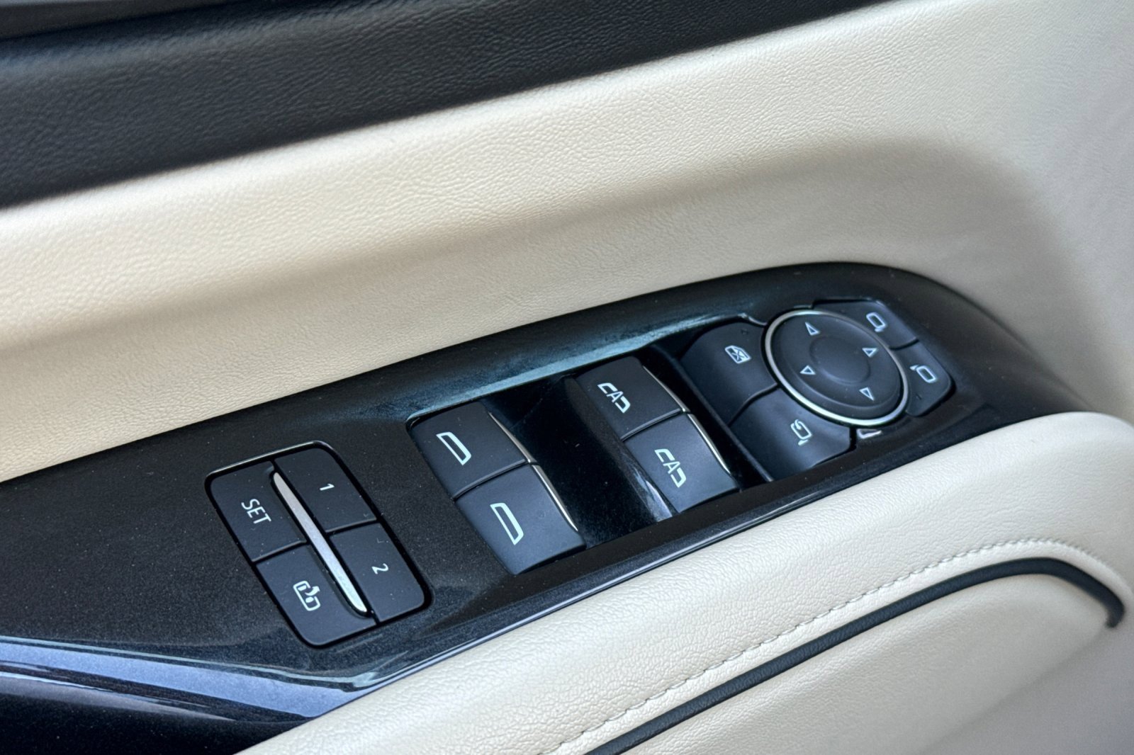 Used 2023 Cadillac Escalade ESV Premium Luxury image 11