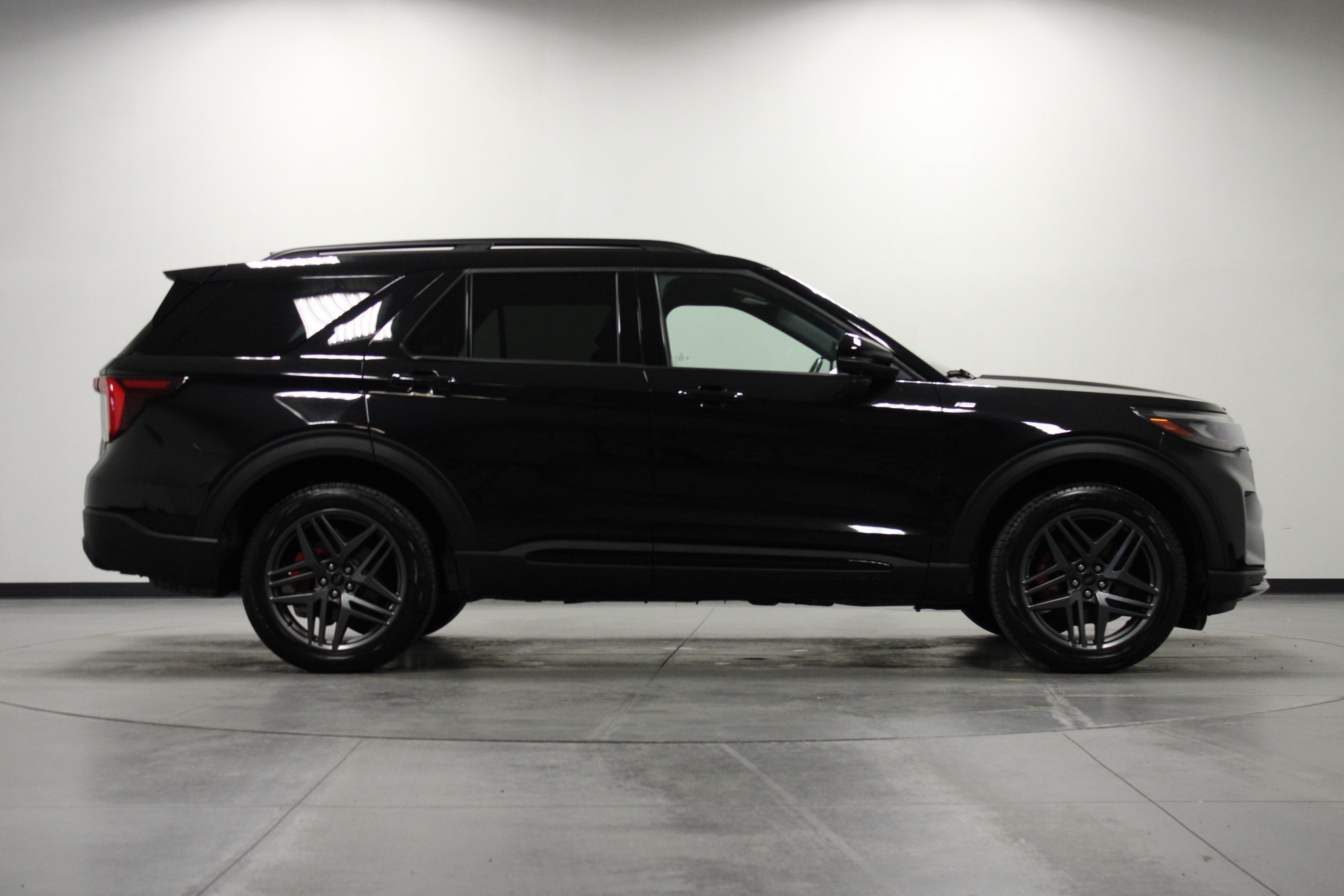 Used 2025 Ford Explorer ST-Line w/ ST-Line Street Pack AWD/4WD image 3