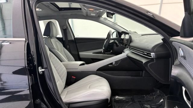 Used 2025 Hyundai Elantra Limited FWD image 19