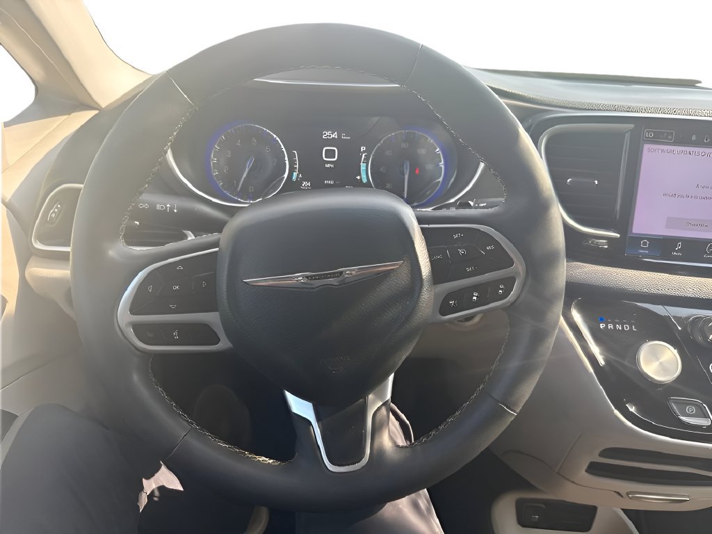 Used 2023 Chrysler Pacifica Touring-L FWD image 14
