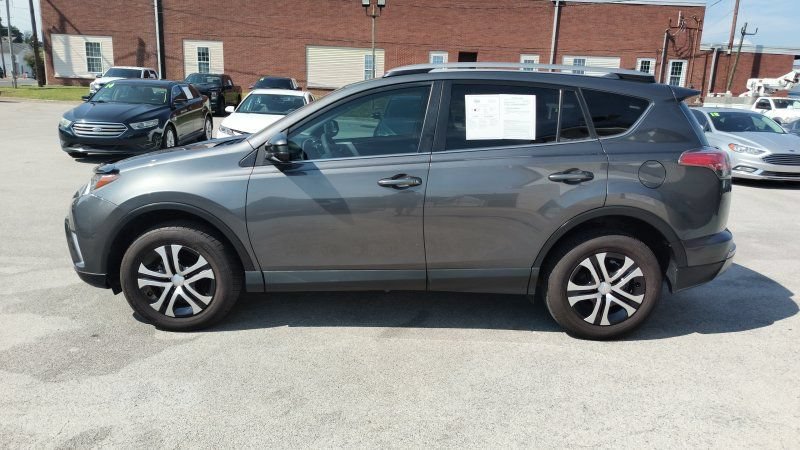 Used 2018 Toyota RAV4 LE FWD image 2