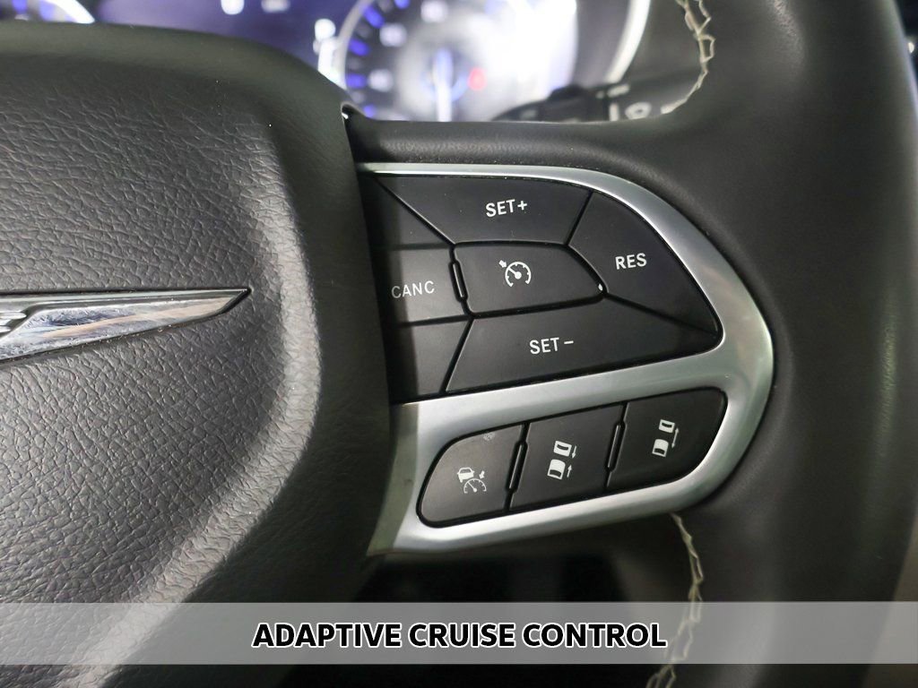 Used 2023 Chrysler Pacifica Touring-L image 3