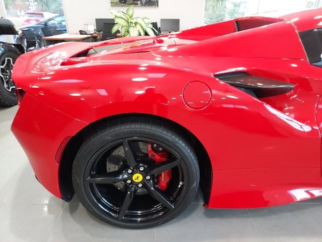 Used 2021 Ferrari F8 Tributo image 12