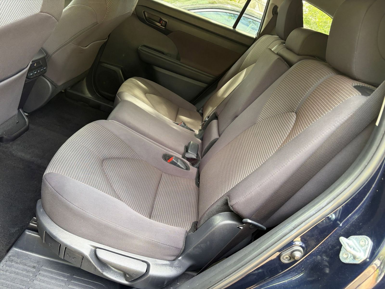 Used 2025 Toyota Highlander LE image 27